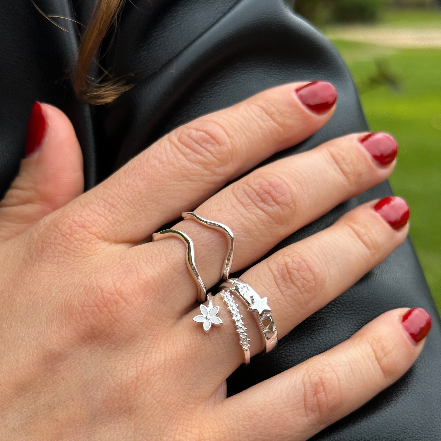 Anillo ajustable cruzado flor blanca