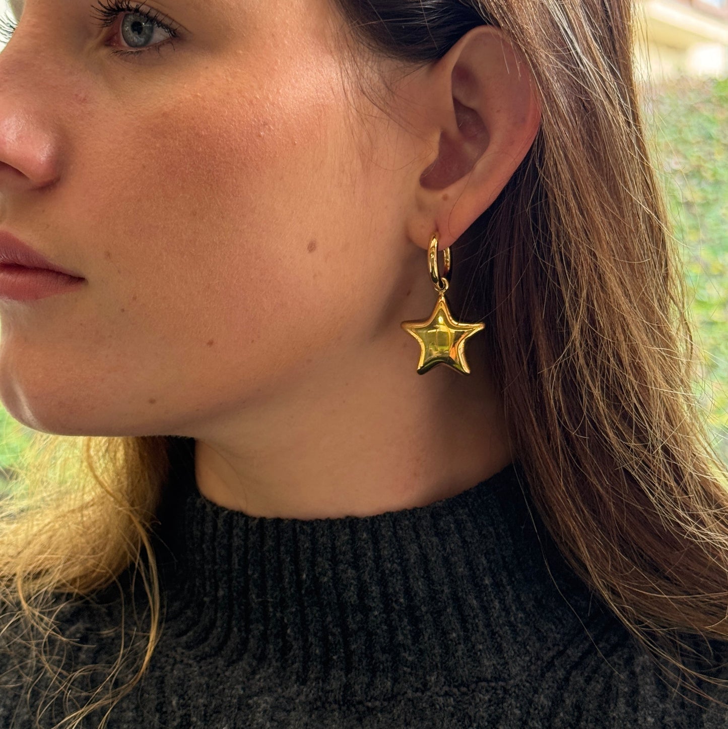 Aros argolla huggie estrella bañado en oro
