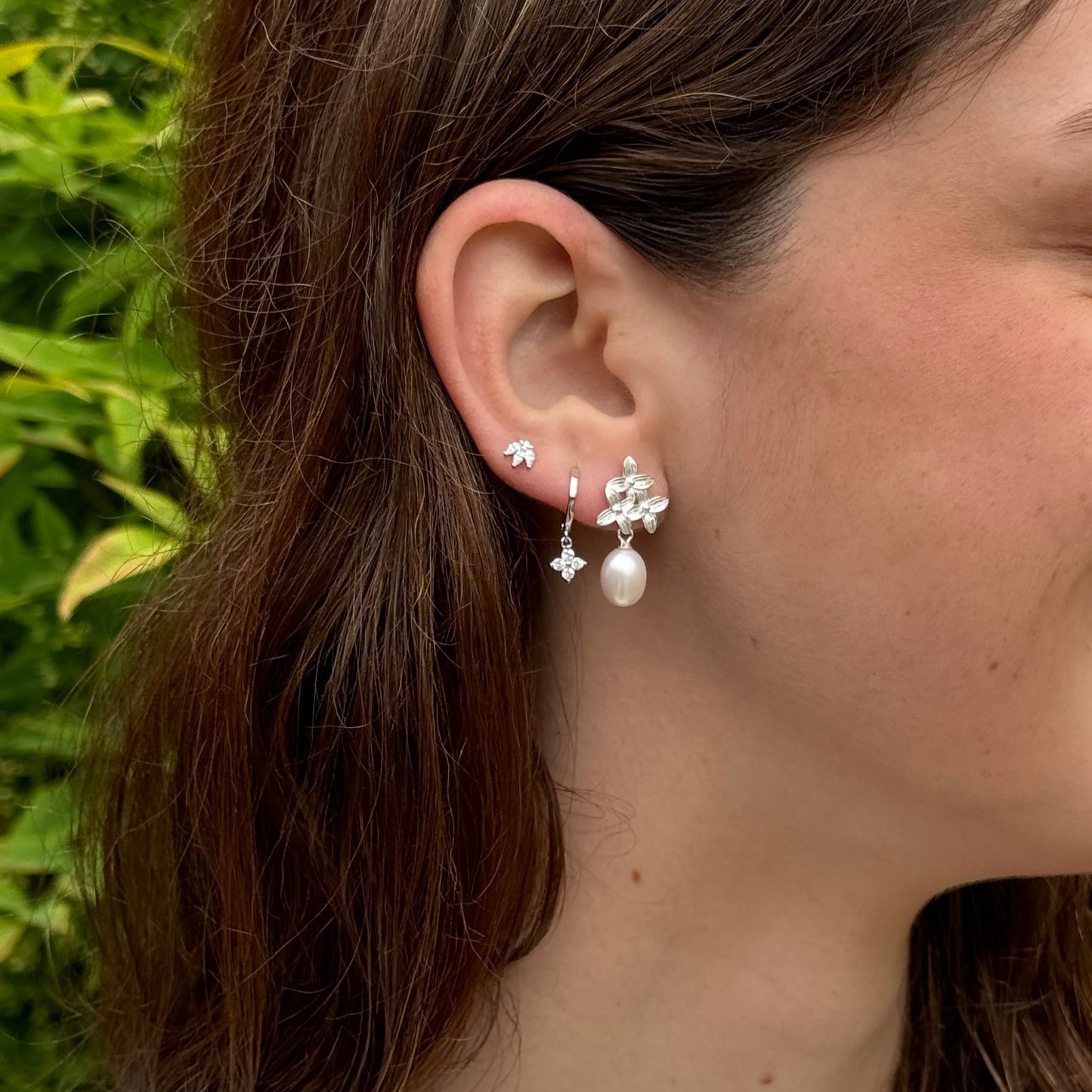 Aros argolla huggie flor circón mini