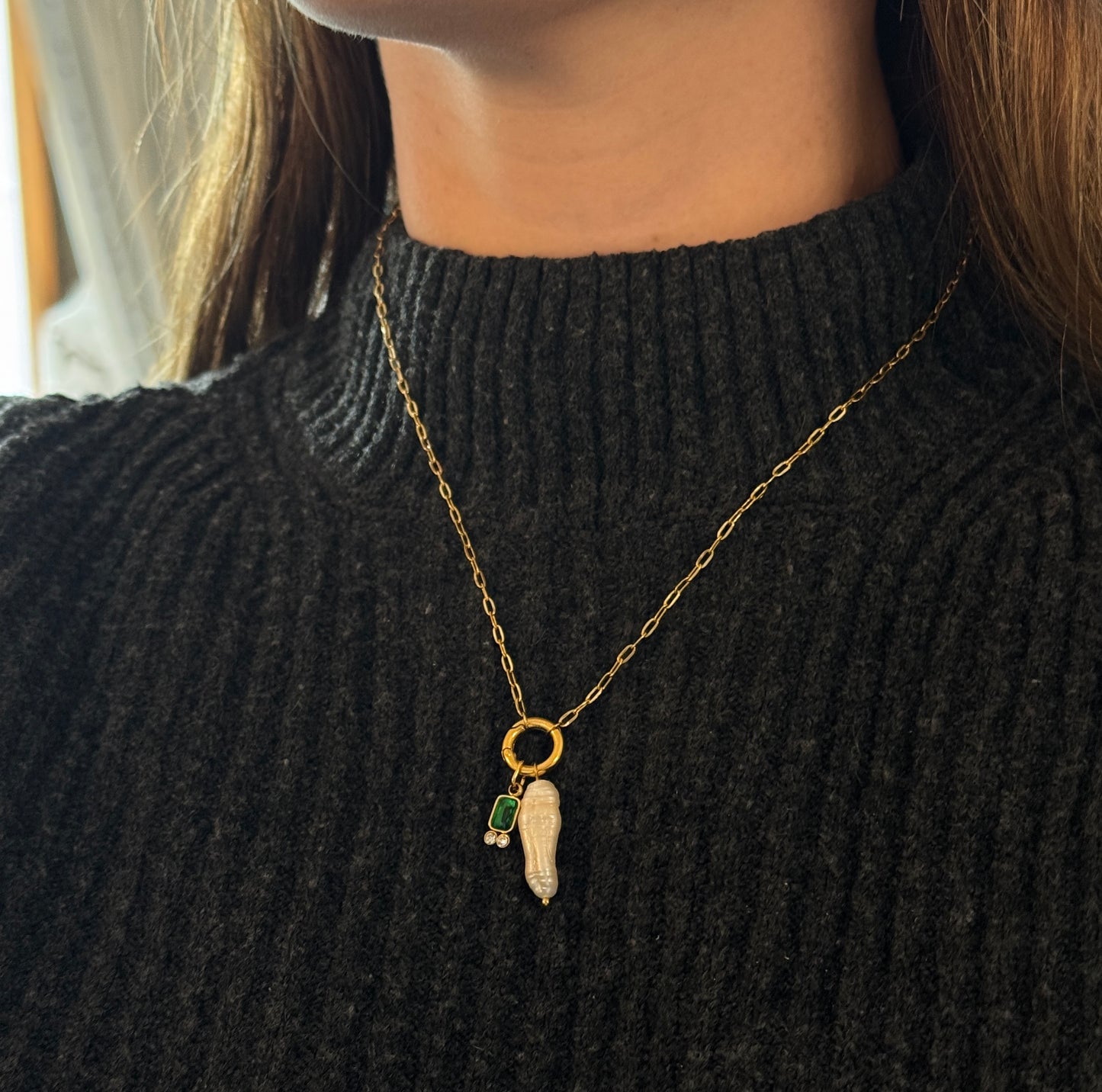 Collar de timón y conchita circón verde bañado en oro