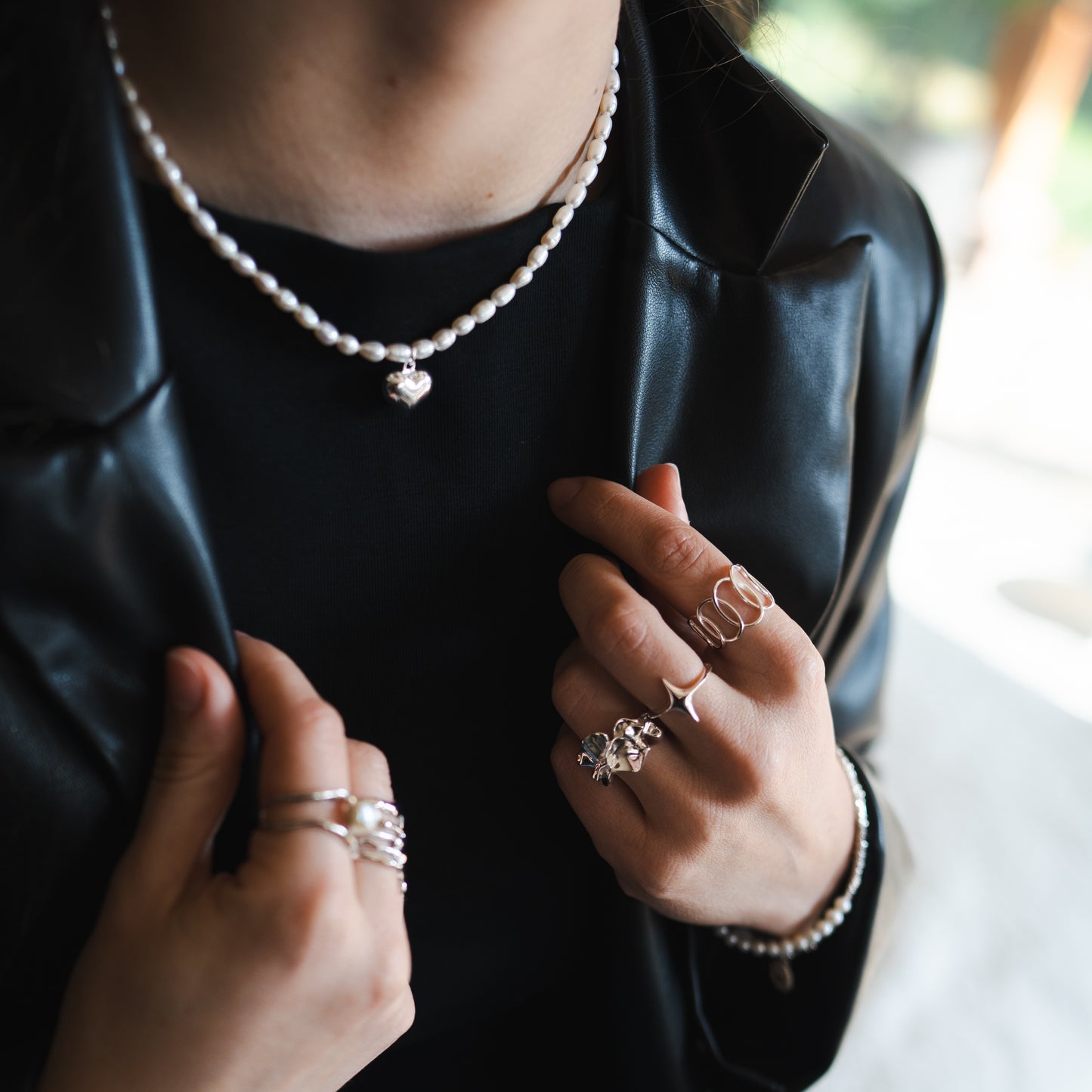 Collar de perlas y corazón inflado