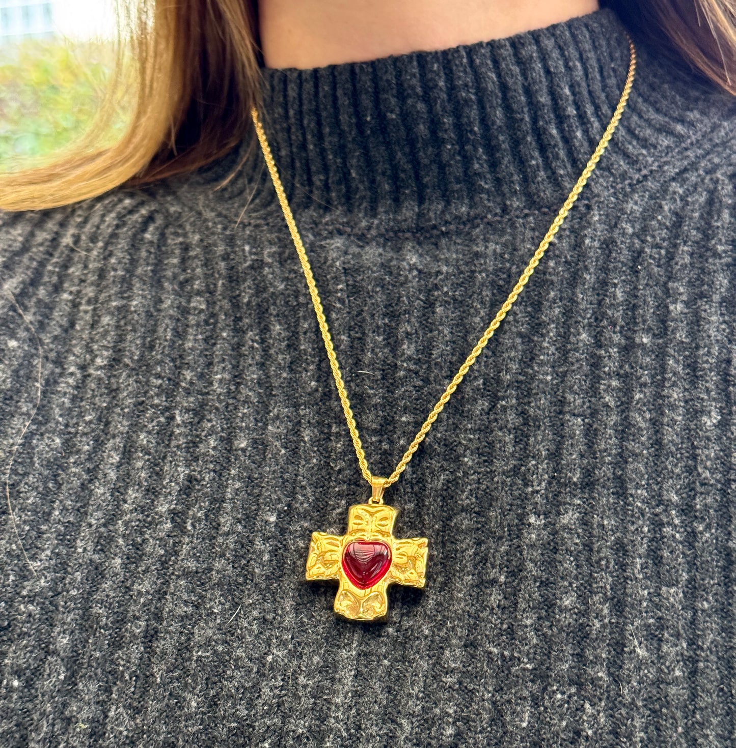 Collar de cruz corazón bañado en oro