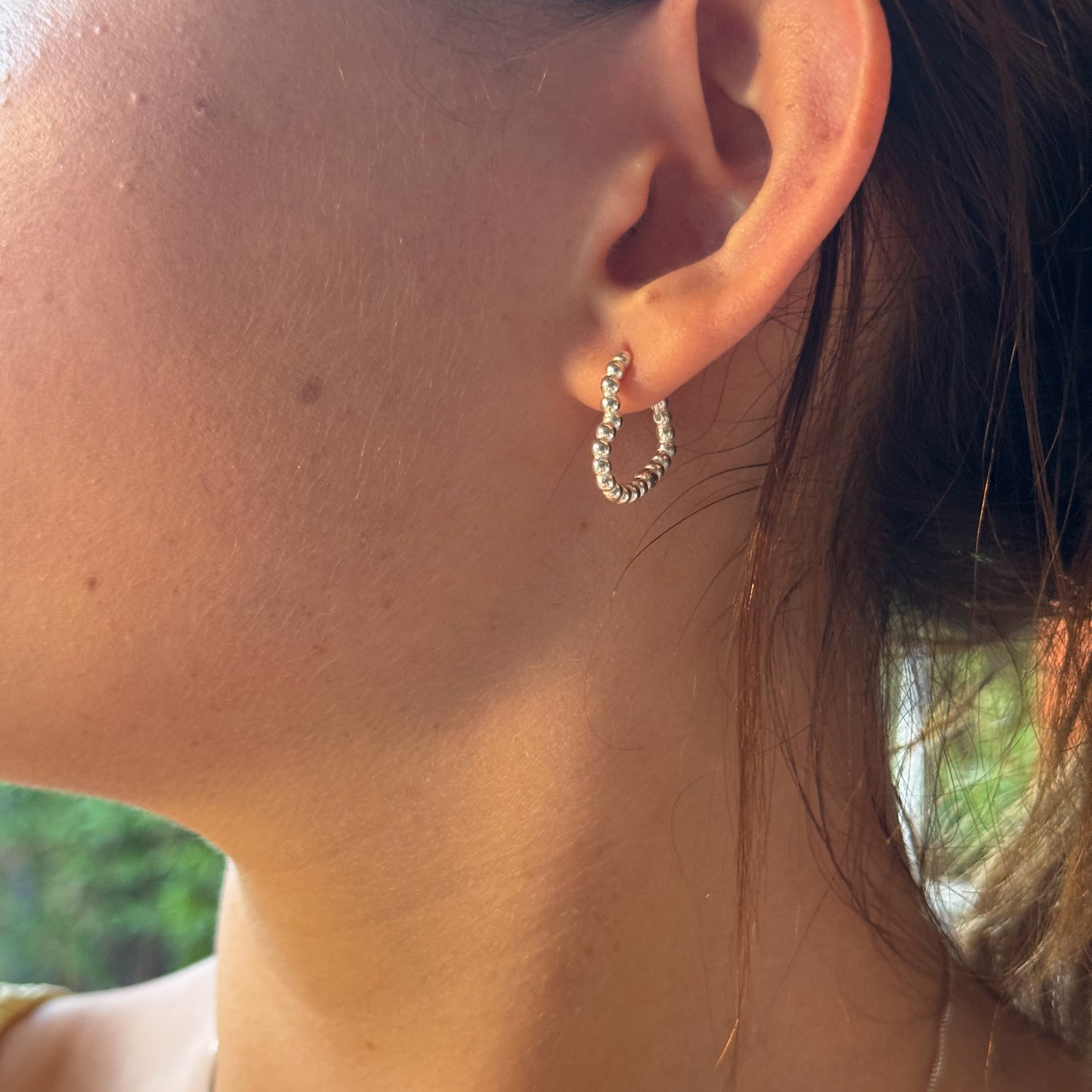 Aros argolla huggie de corazón esferas