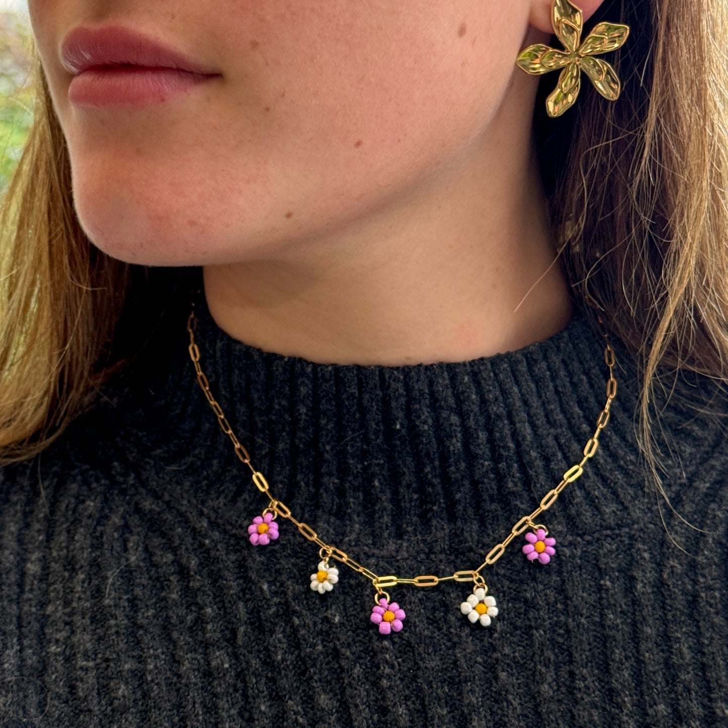 Collar de flores moradas y blancas bañadas en oro
