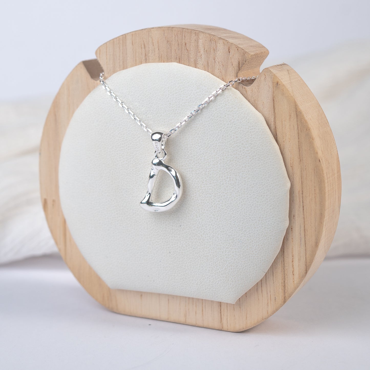 Collar letra D