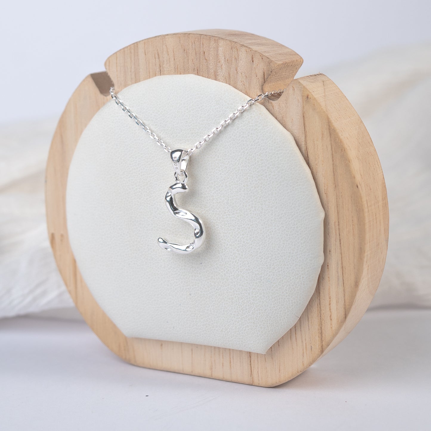 Collar letra S