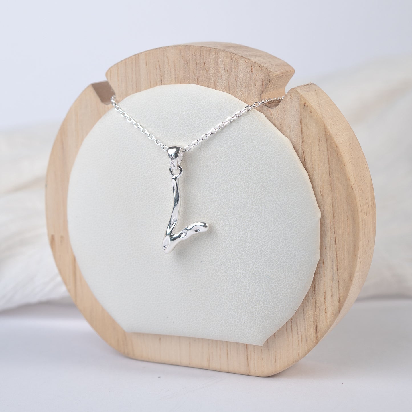 Collar letra V