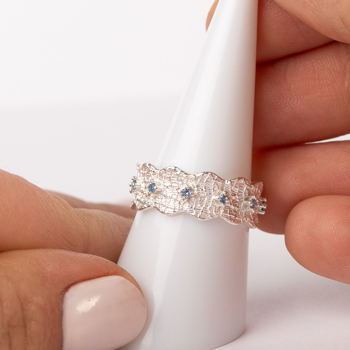 Anillo ajustable circones azules