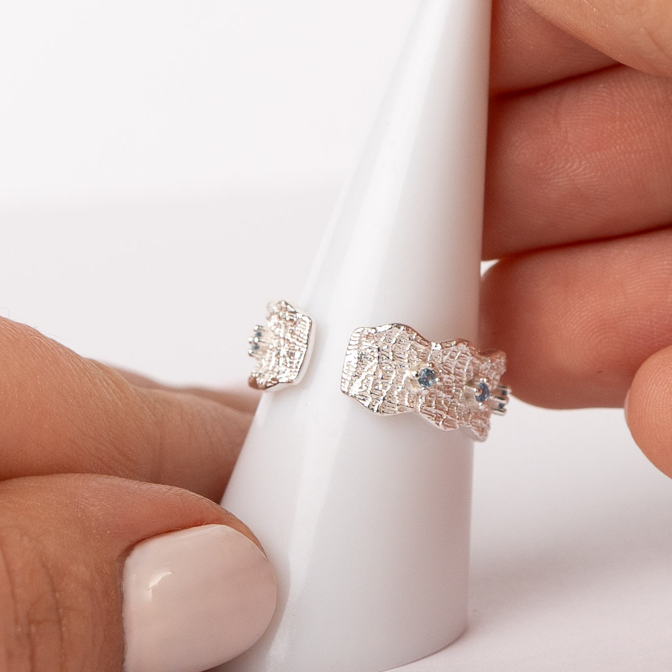 Anillo ajustable circones azules