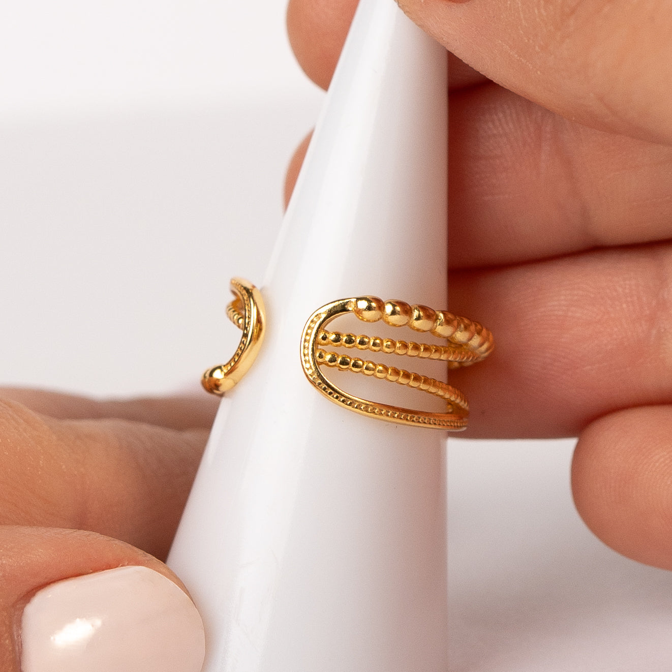 Anillo ajustable diseño esferas bañado en oro