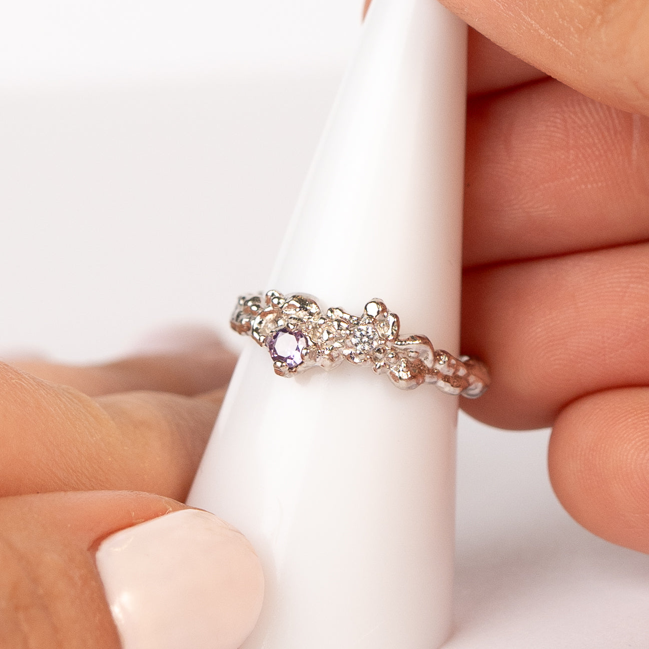 Anillo ajustable martillado circón morado