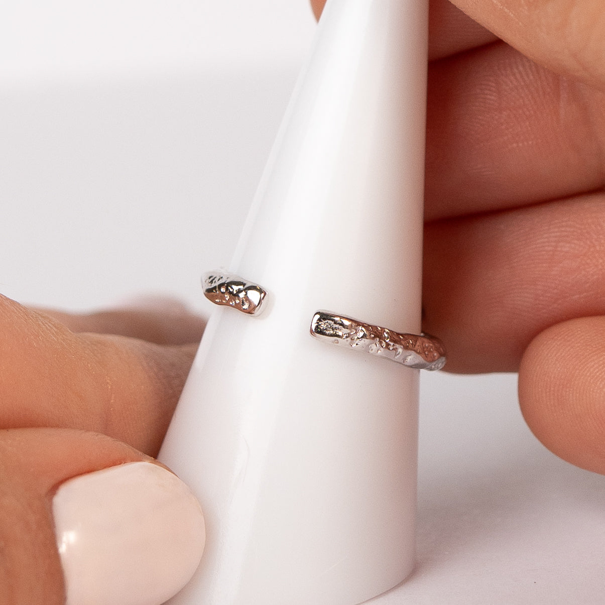 Anillo ajustable tornasol martillado