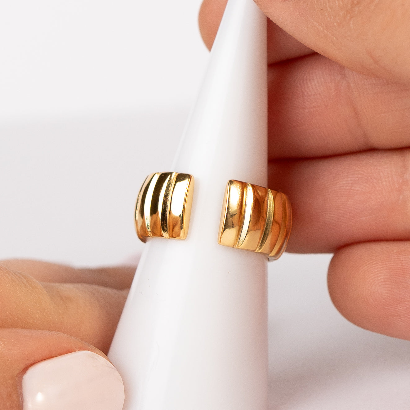 Anillo ajustable diseño lineas bañado en oro