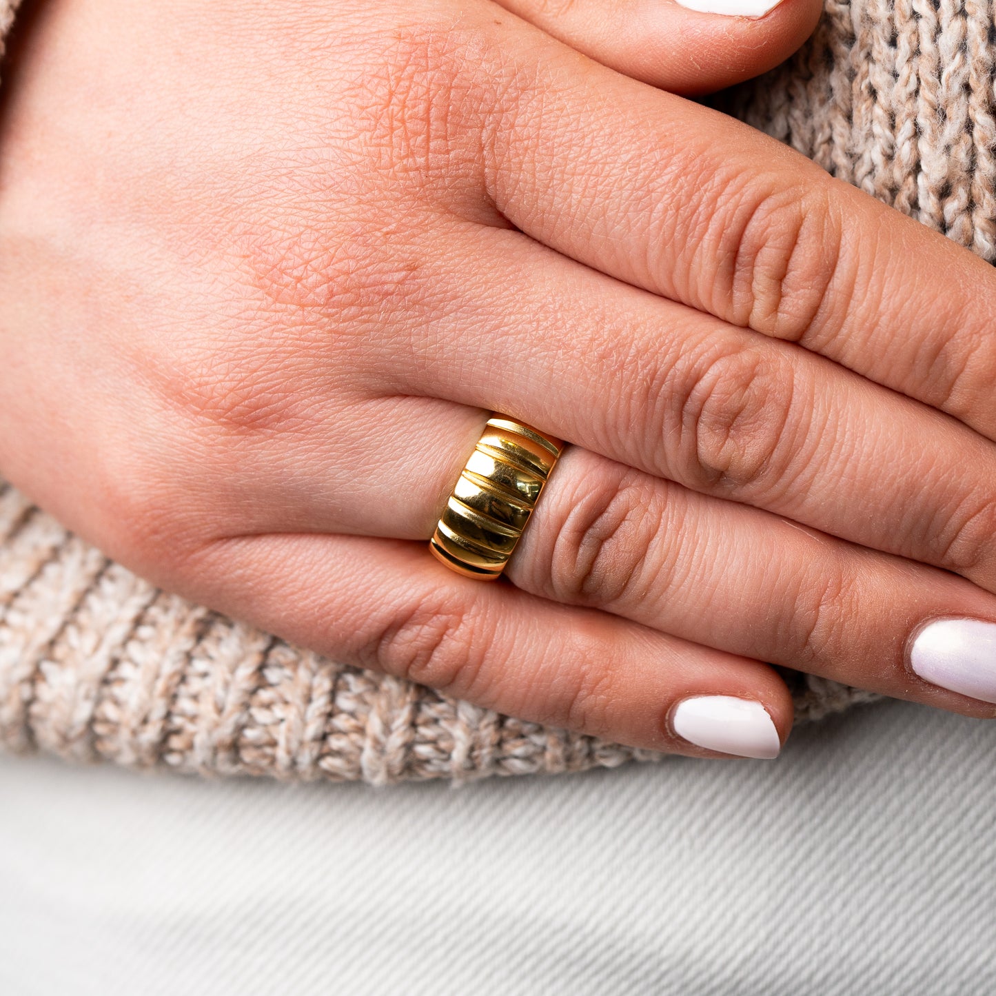 Anillo ajustable diseño lineas bañado en oro