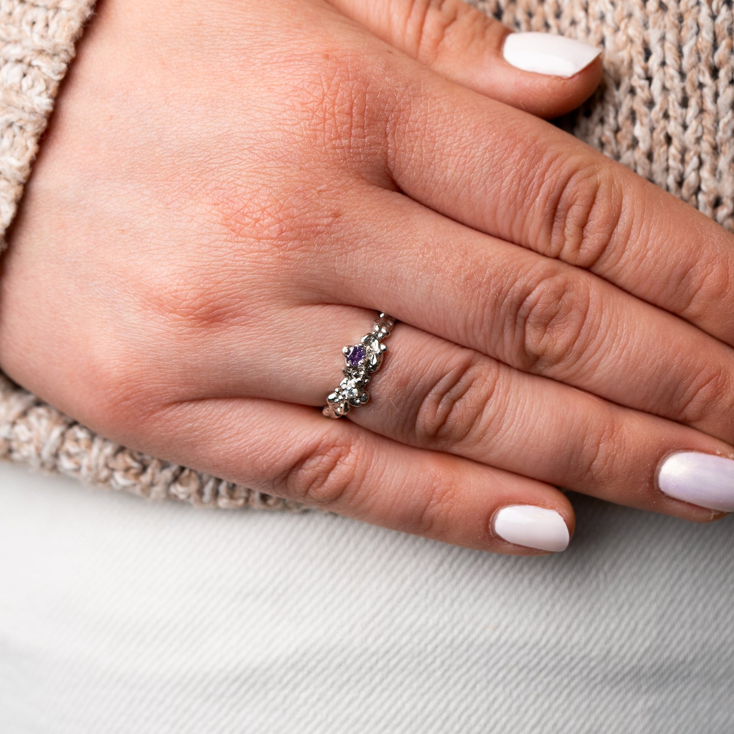 Anillo ajustable martillado circón morado