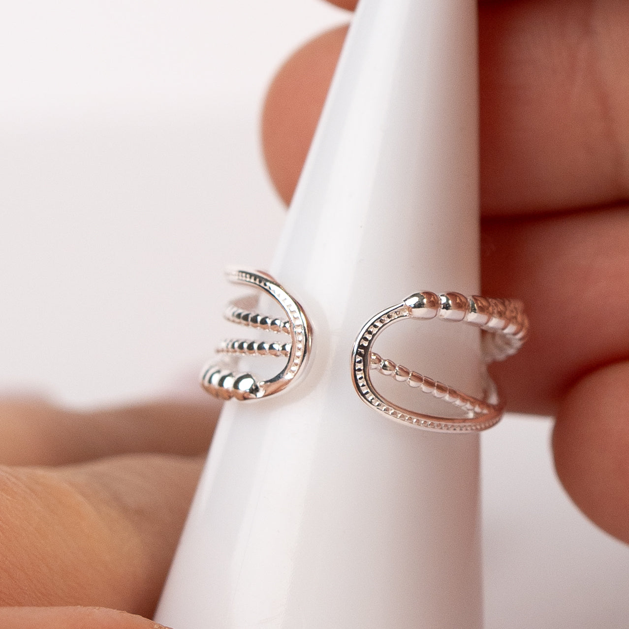 Anillo ajustable diseño esferas