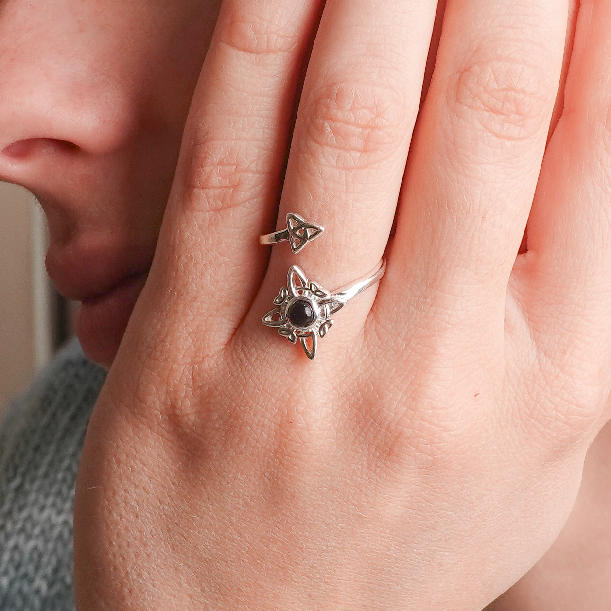 Anillo ajustable nudo de bruja