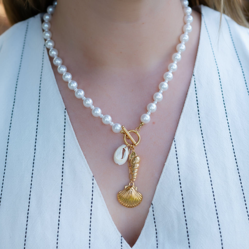 Collar conchita y perlas bañado en oro
