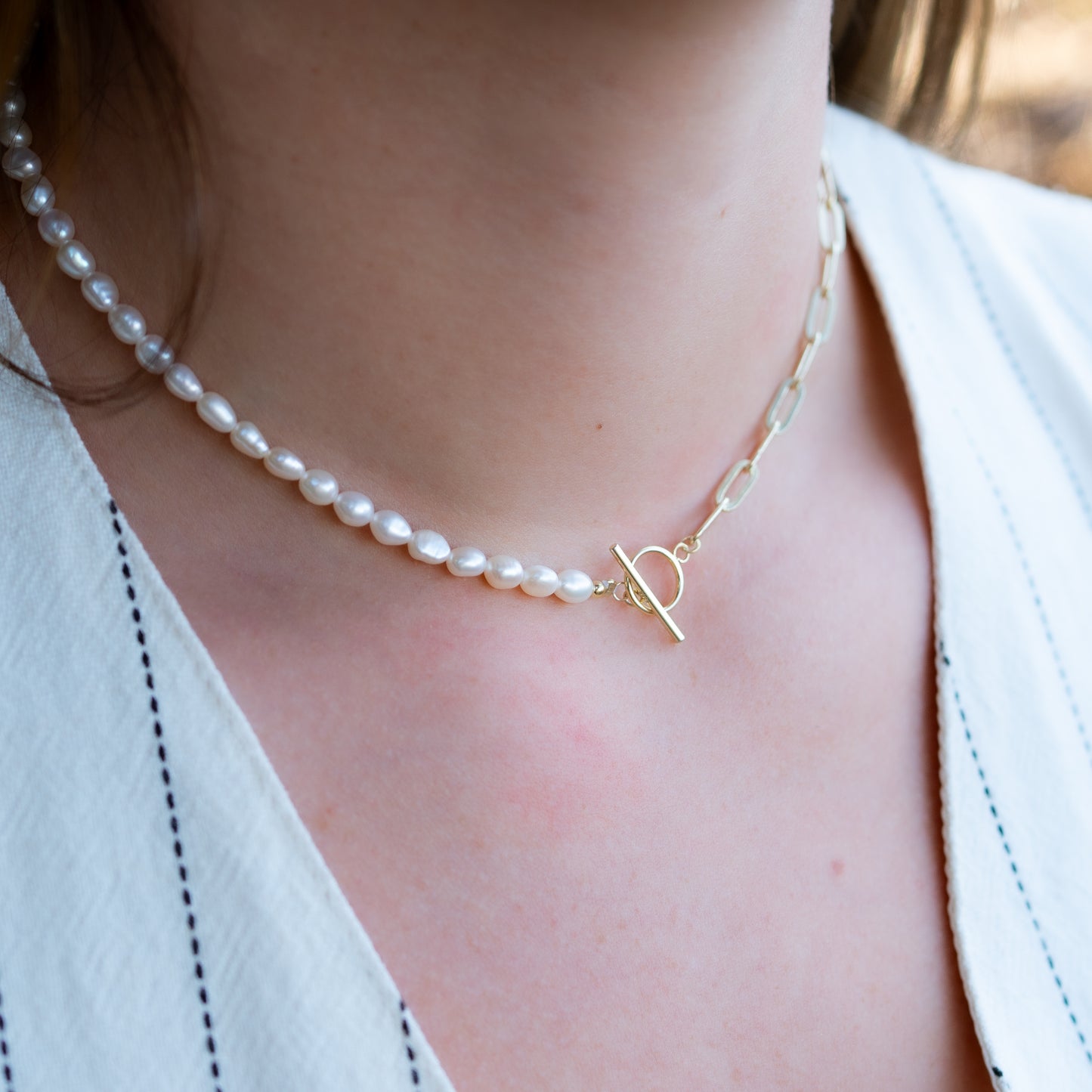 Collar chocker timón y perlas bañado en oro
