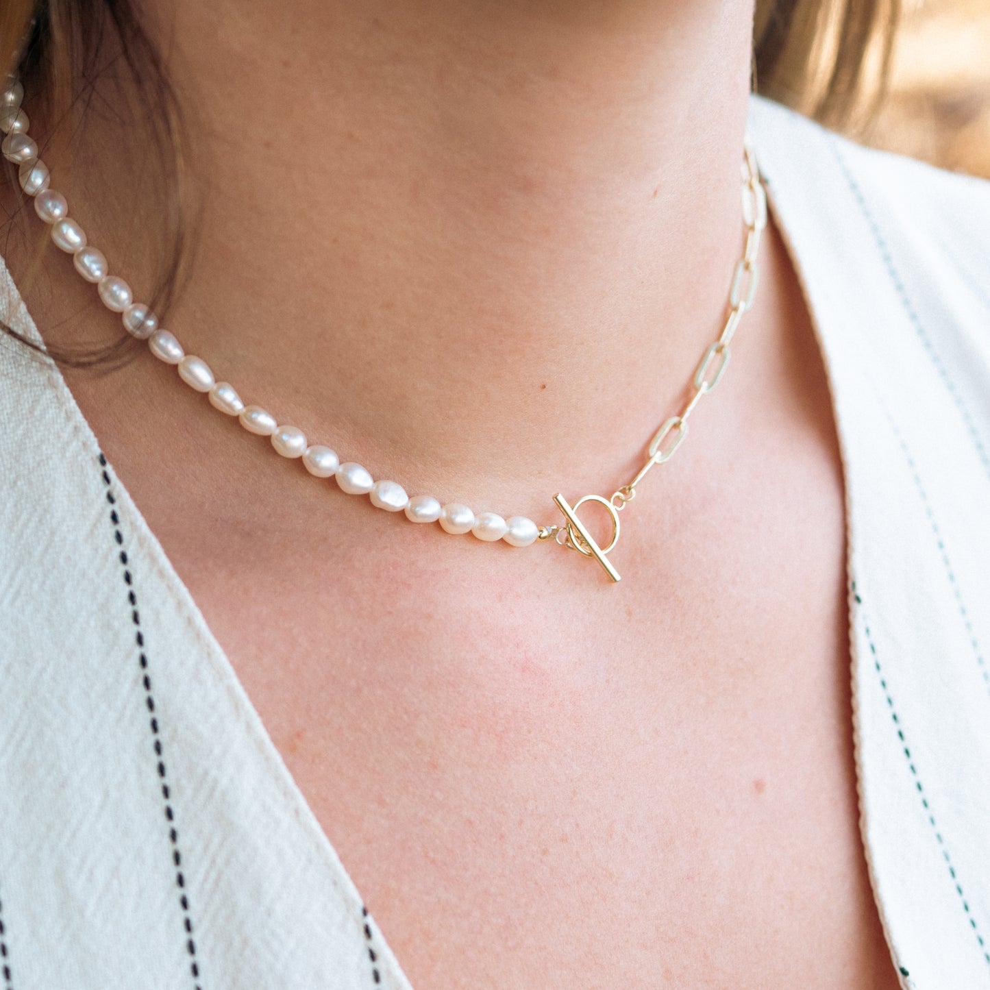 Collar chocker timón y perlas bañado en oro