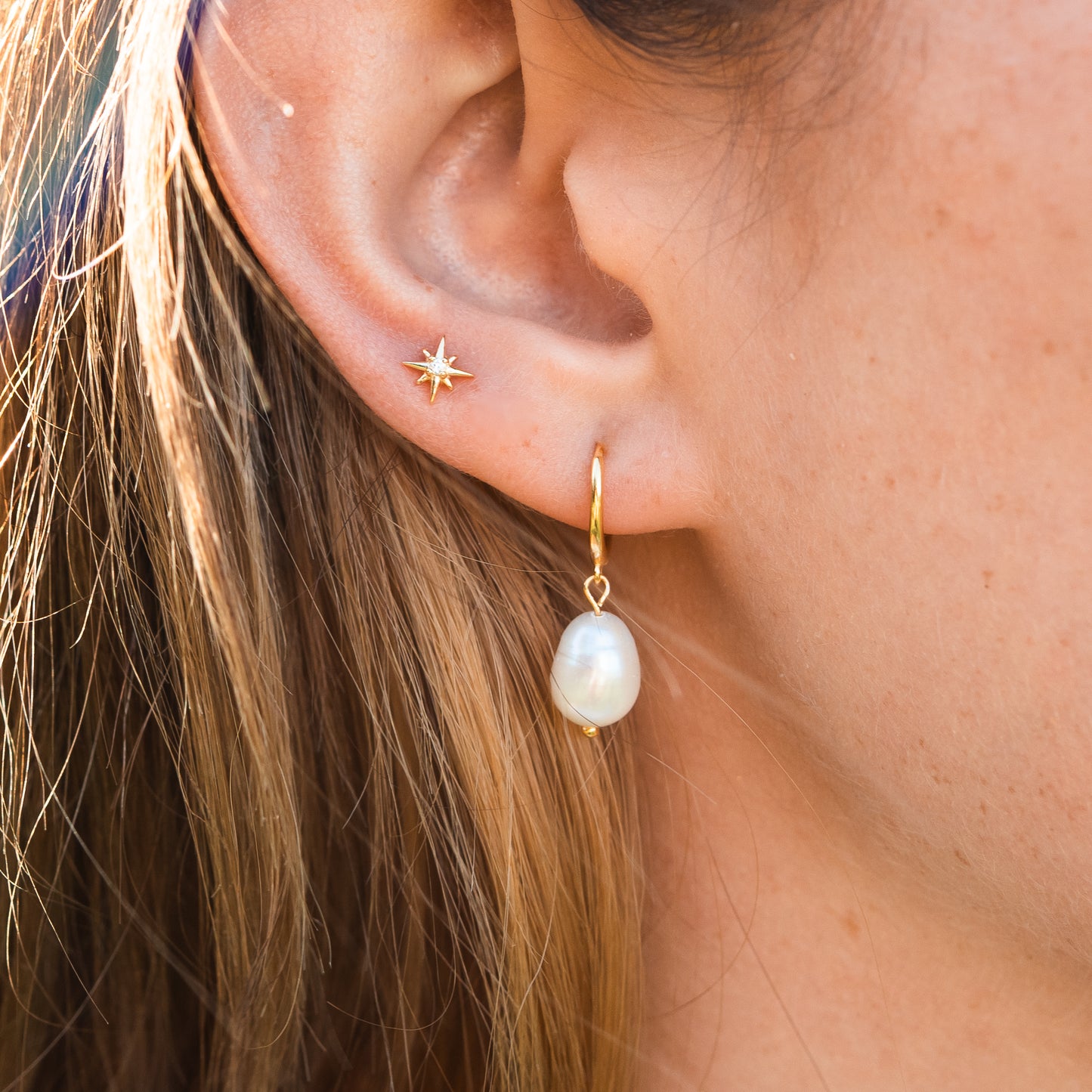 Aros argolla huggie perla bañado en oro