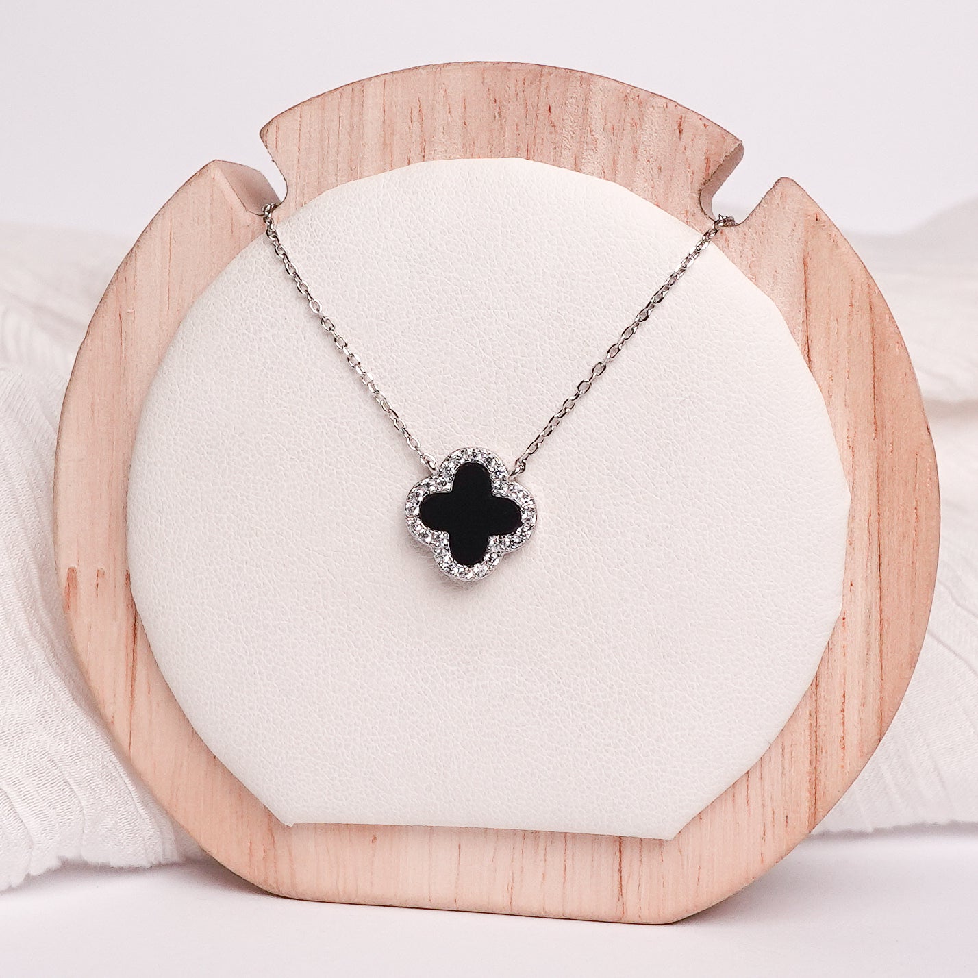 Collar Trebol Noir Shine