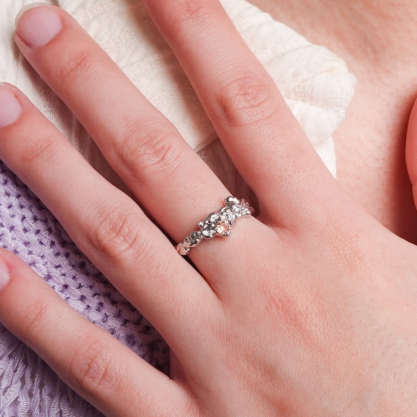 Anillo ajustable martillado circón peach