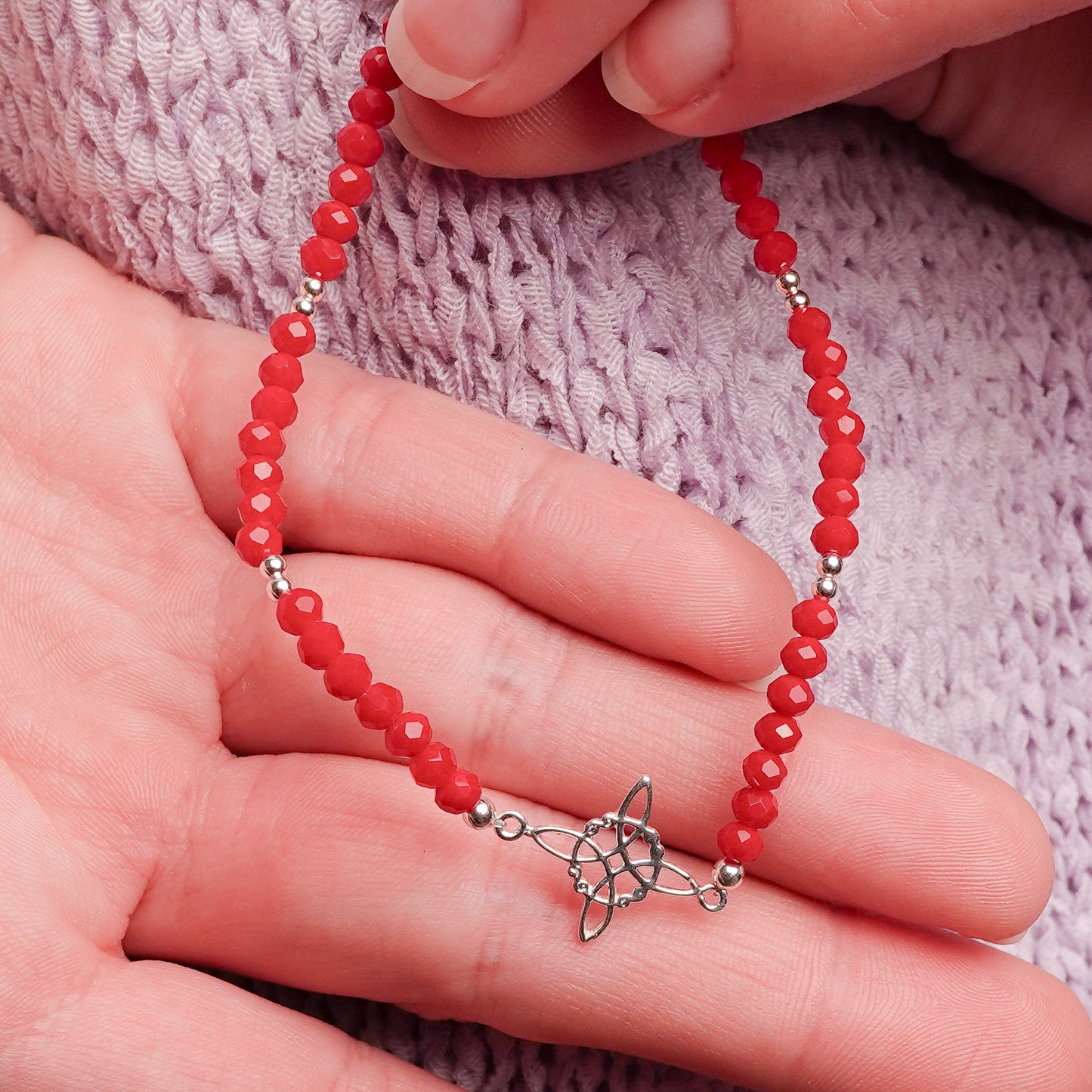 Pulsera mostacillas rojas nudo de bruja