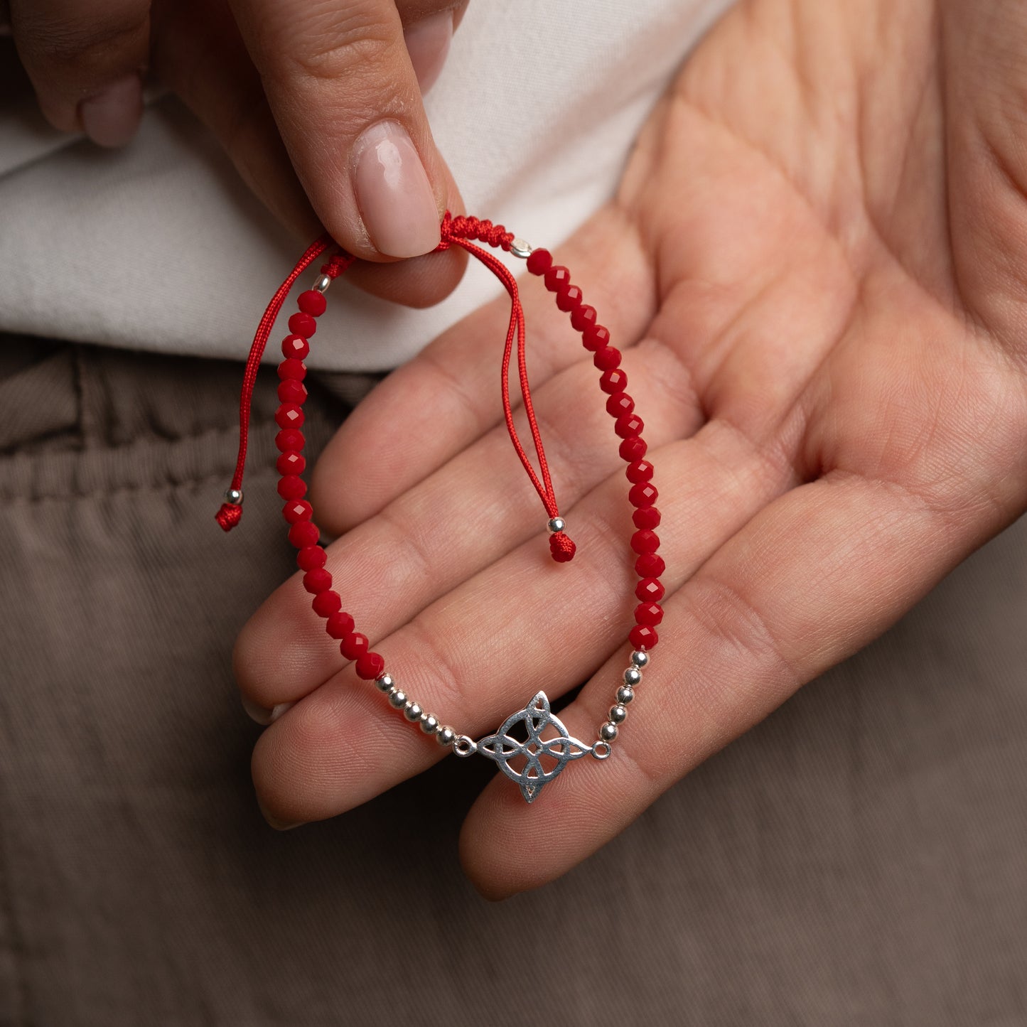 Pulsera mostacillas rojas nudo de bruja