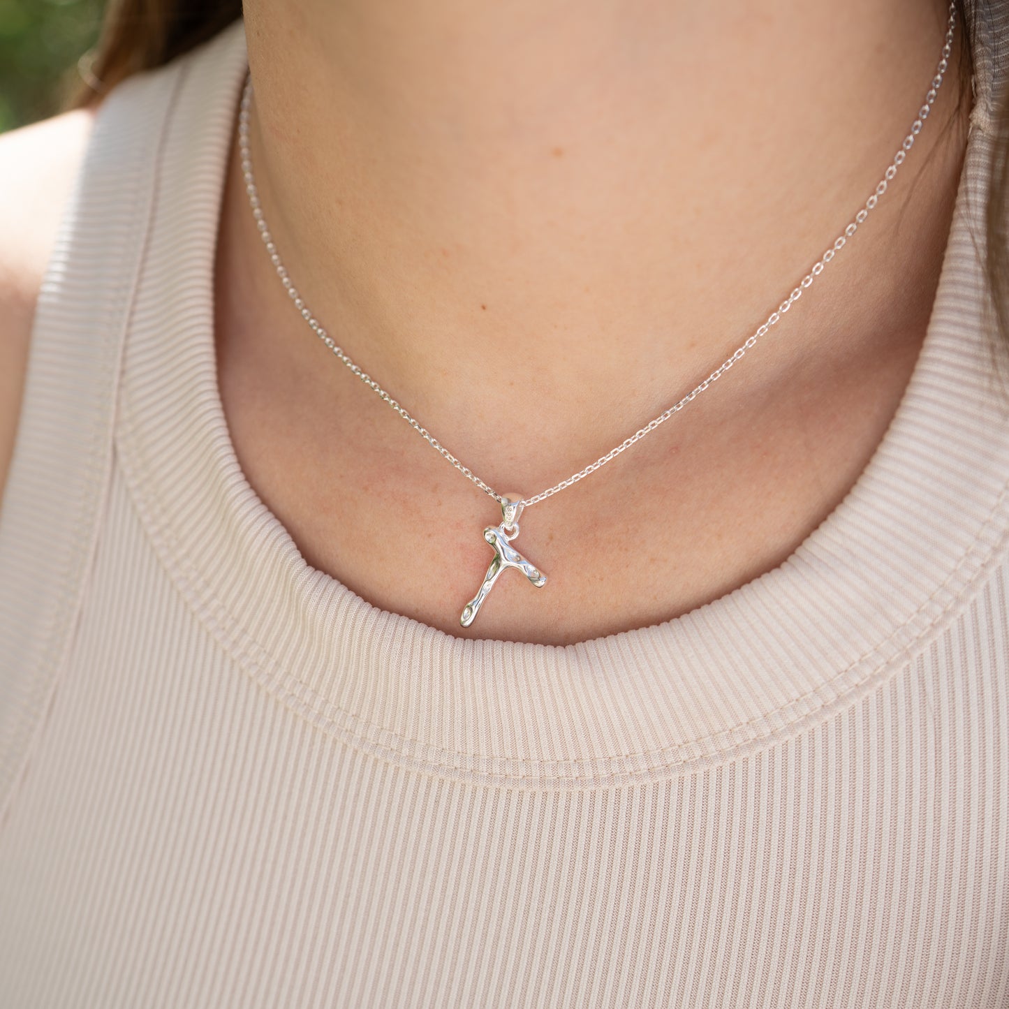 Collar letra T