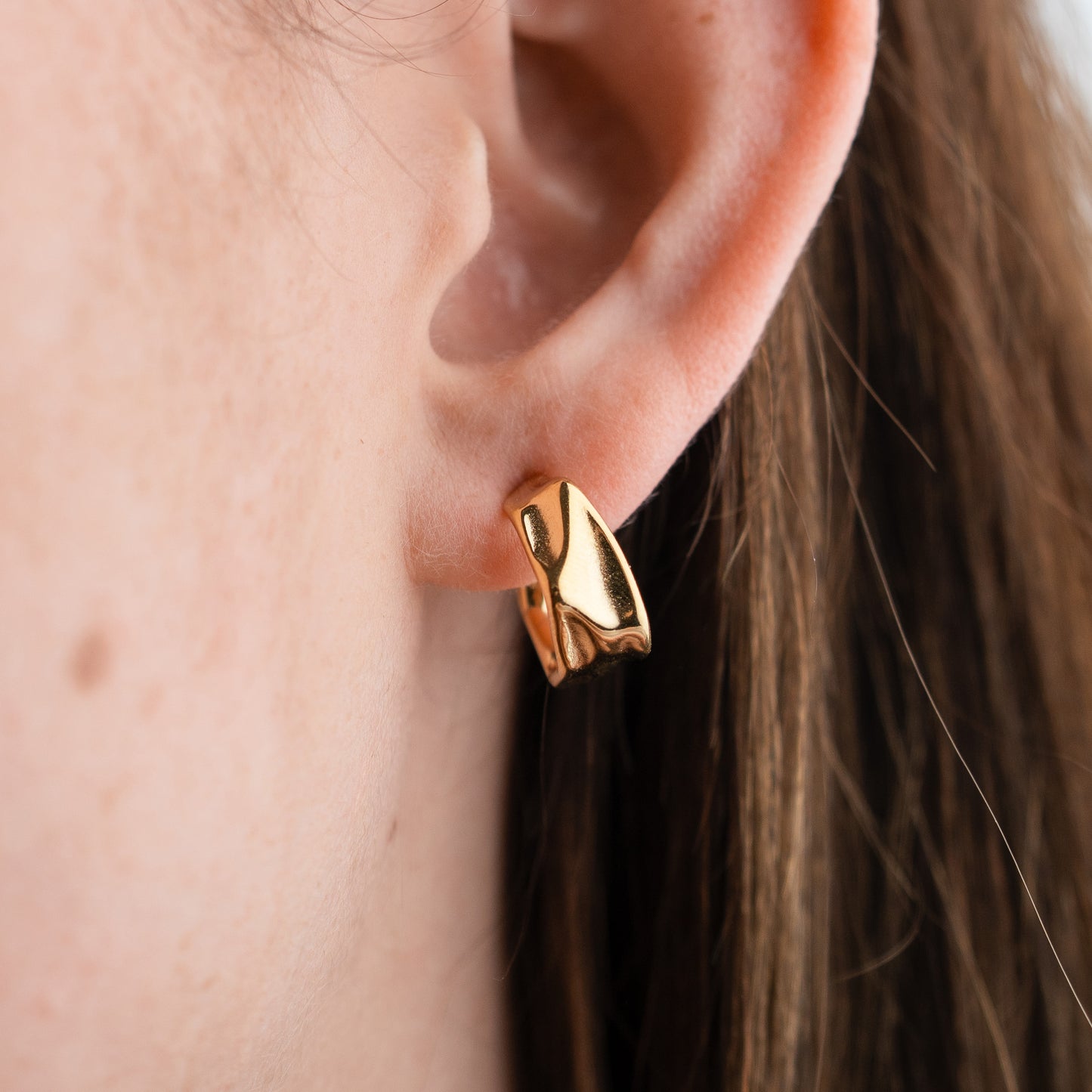 Aros semi argolla geométrico bañado en oro