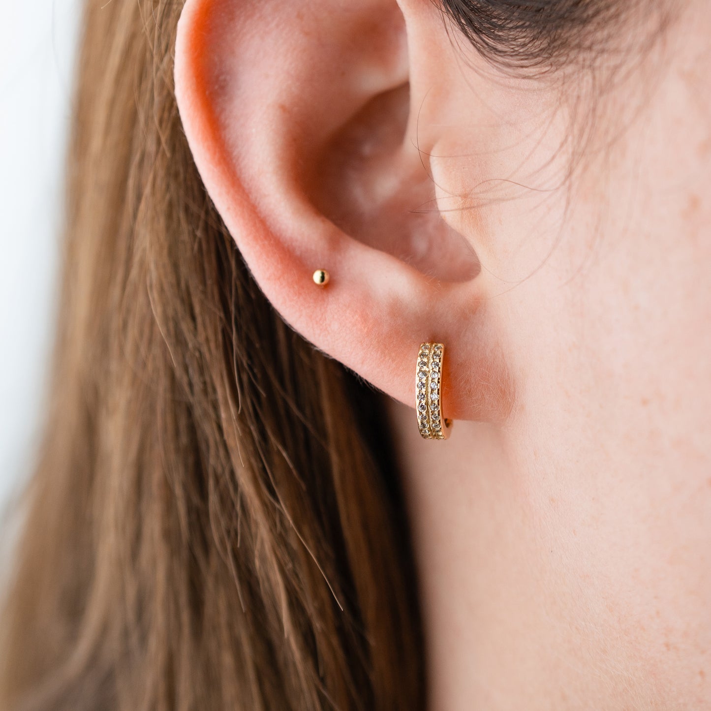 Aros argolla huggie Aura dorada