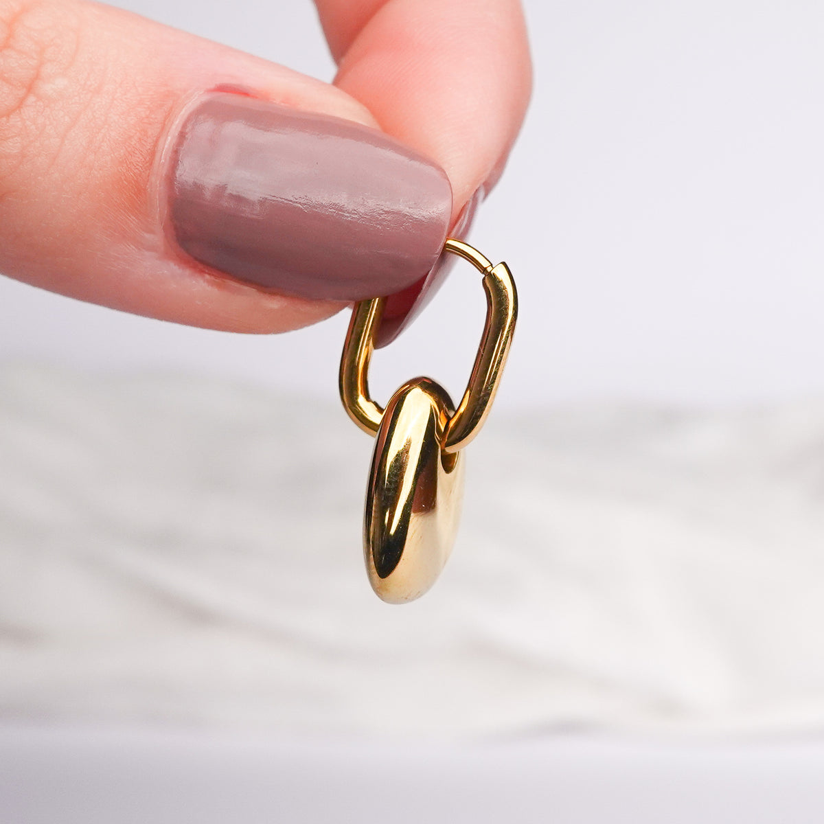Aros huggie Mol bañado en oro
