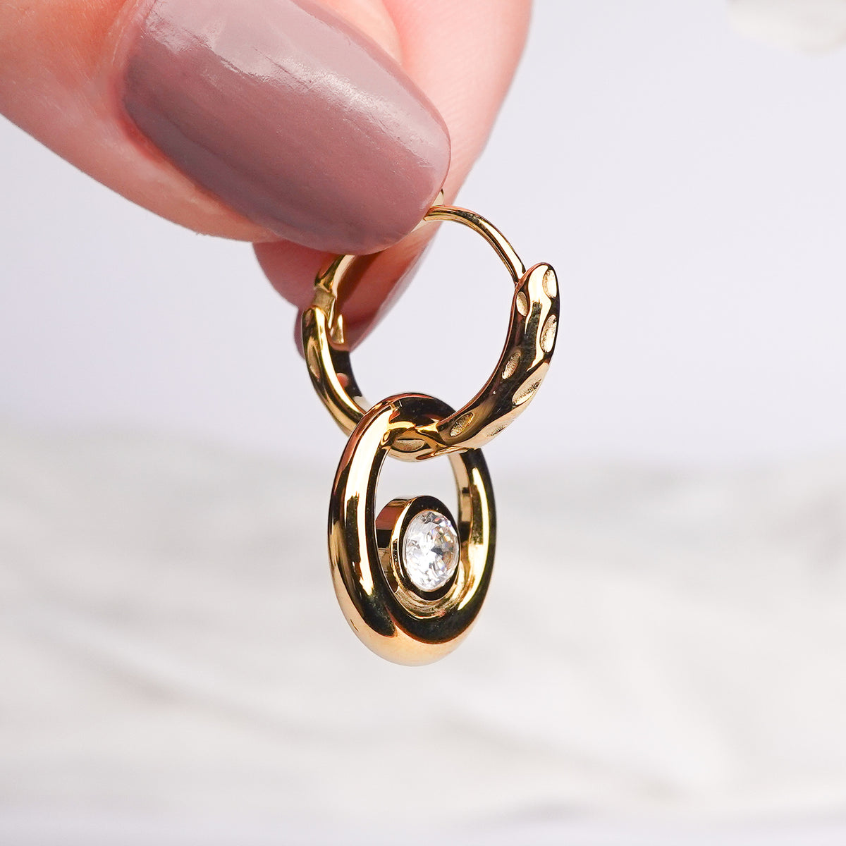 Aros huggie Halo de Luz bañado en oro