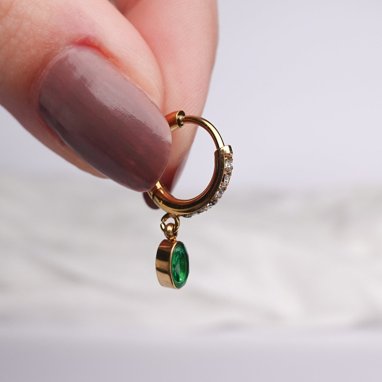 Aros huggie Tear Esmeralda bañado en oro