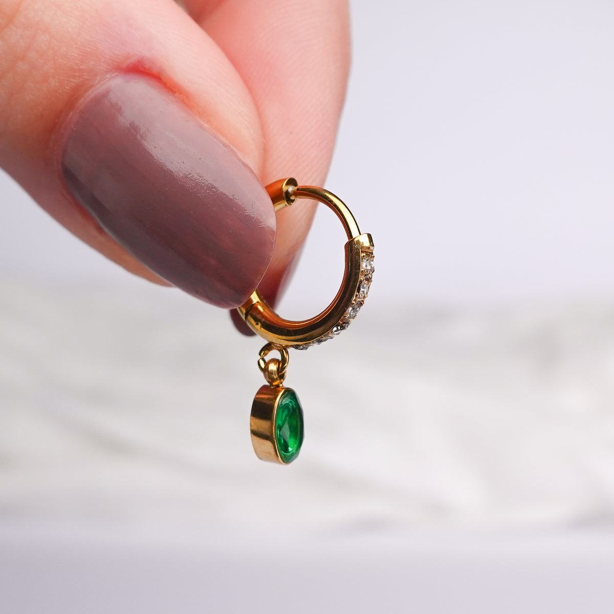 Aros huggie Tear Esmeralda bañado en oro