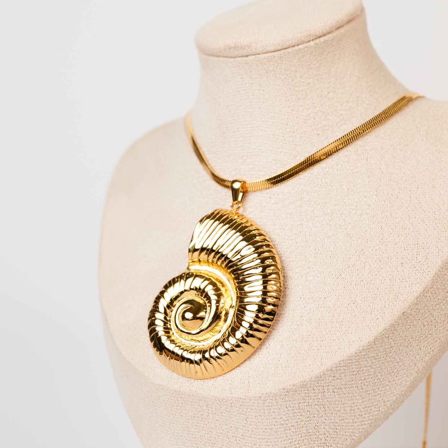 Collar de conchita bañado en oro