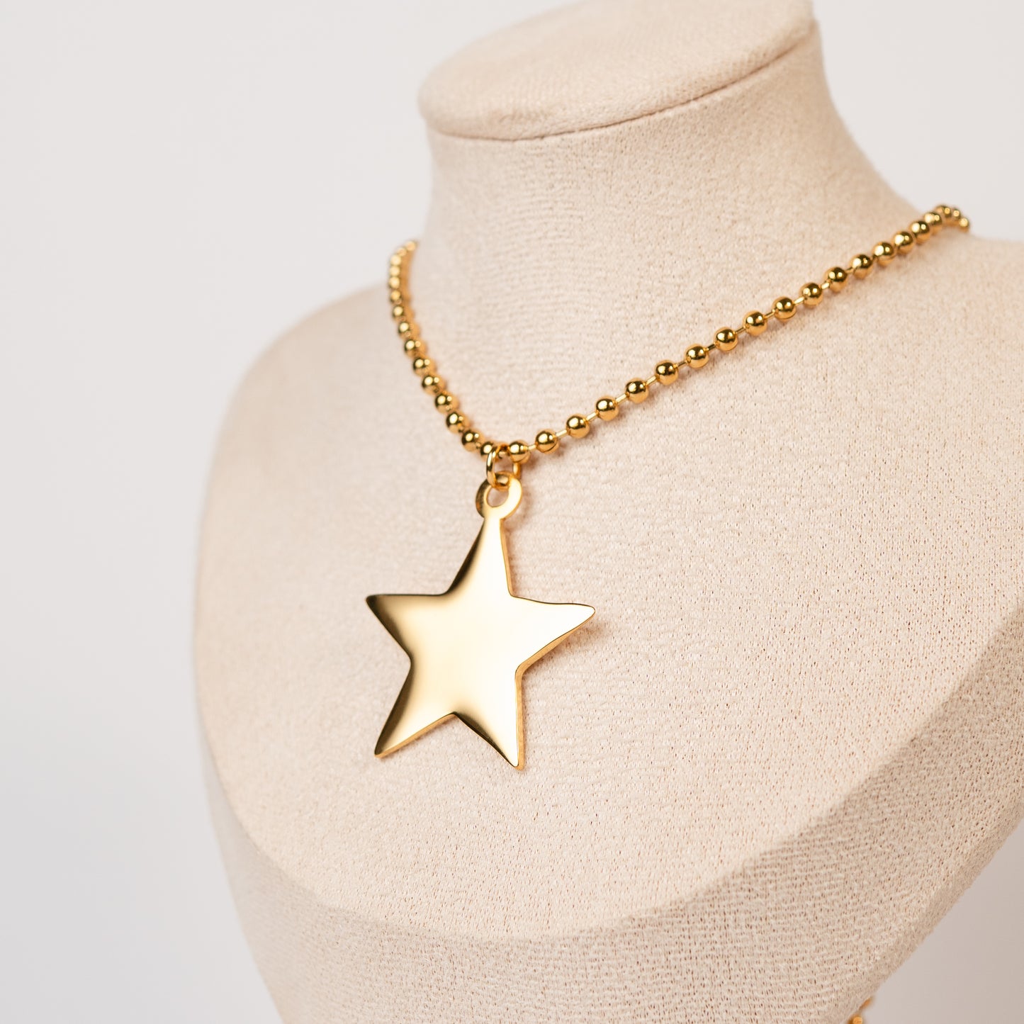 Collar estrella bañado en oro