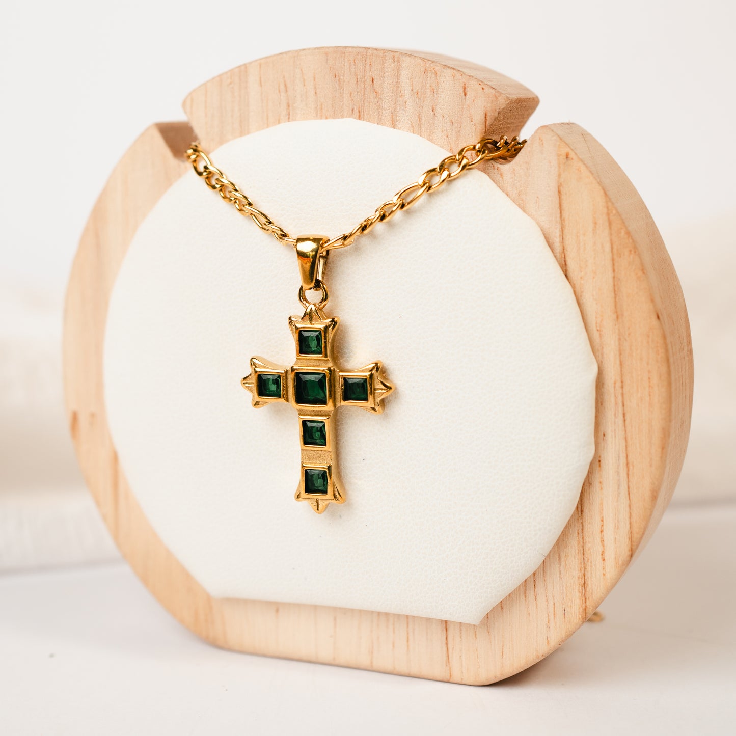 Collar de cruz esmeralda dorada
