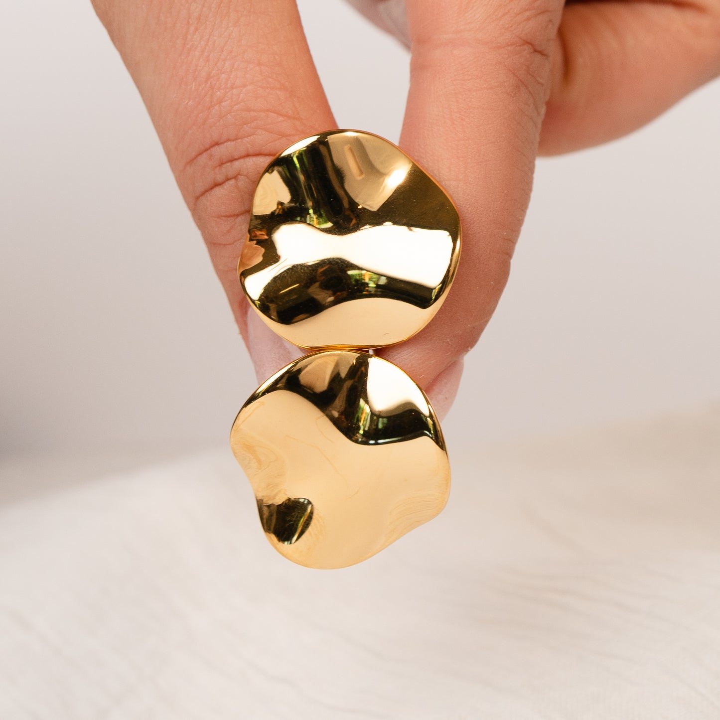 Aros pegados círculos bañados en oro