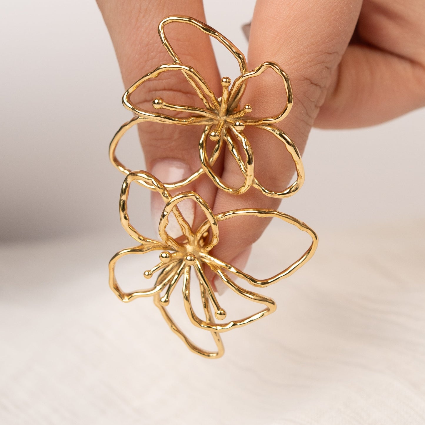 Aros pegados flores bañados en oro