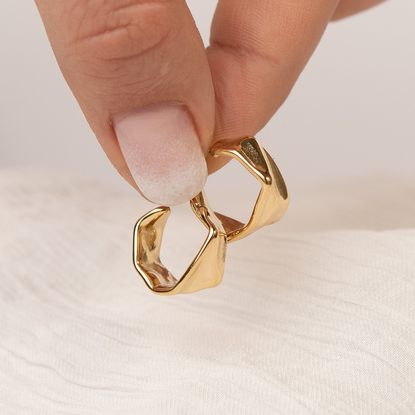 Aros semi argolla geométrico bañado en oro