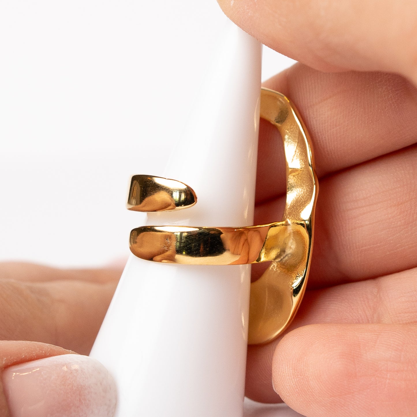Anillo ajustable minimalista diseño ovalado bañado en oro