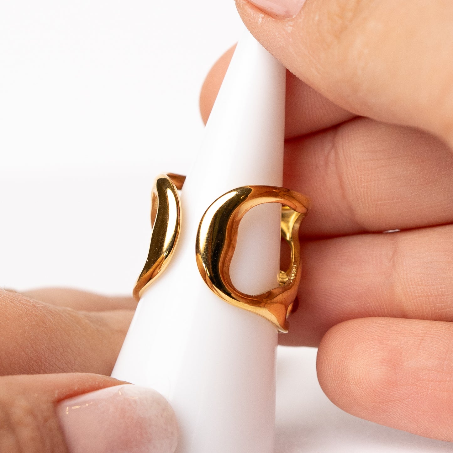 Anillo ajustable diseño rojo bañado en oro