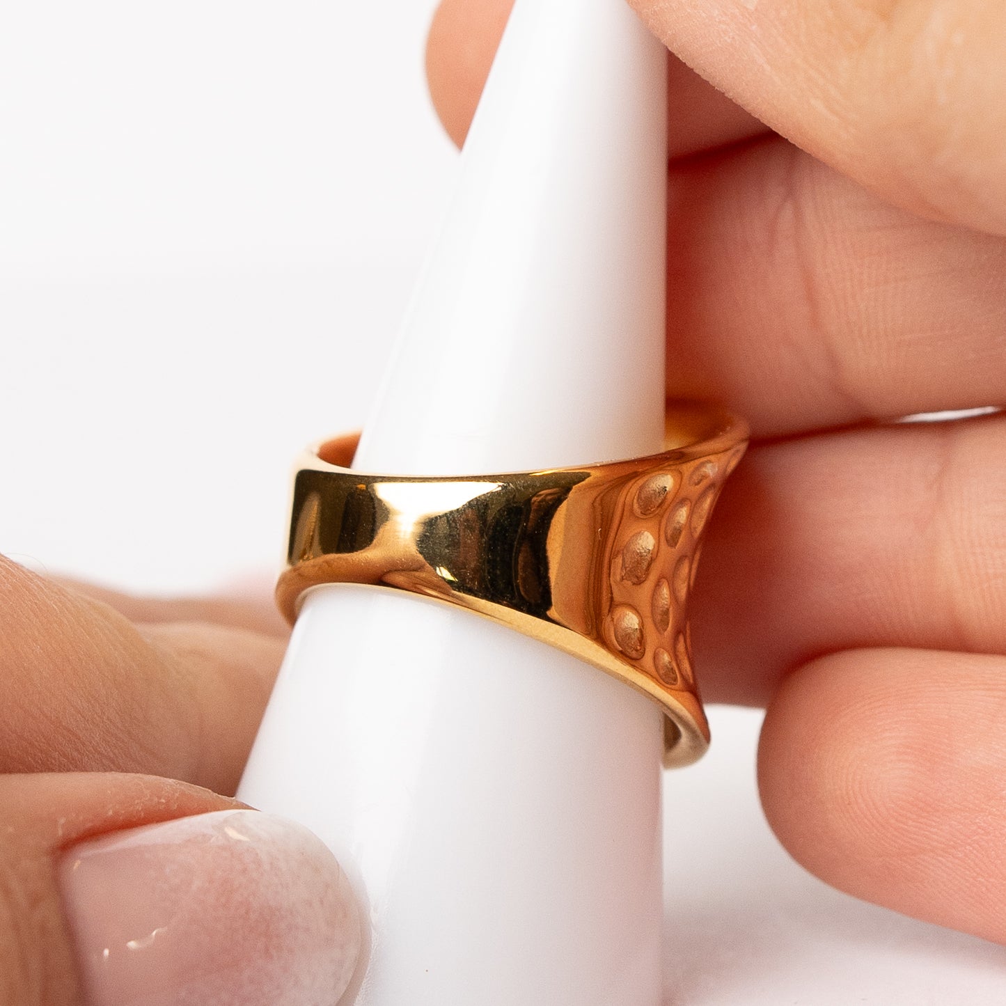 Anillo diseño minimalista martillado bañado en oro