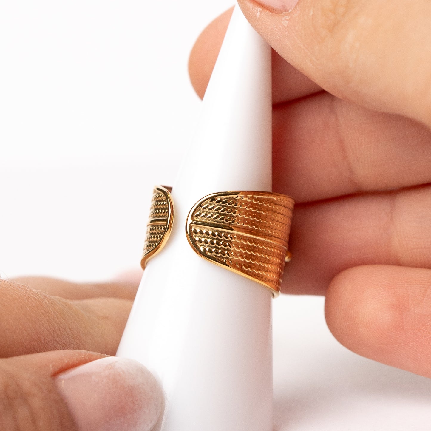 Anillo ajustable verde diseño con ondas bañado en oro