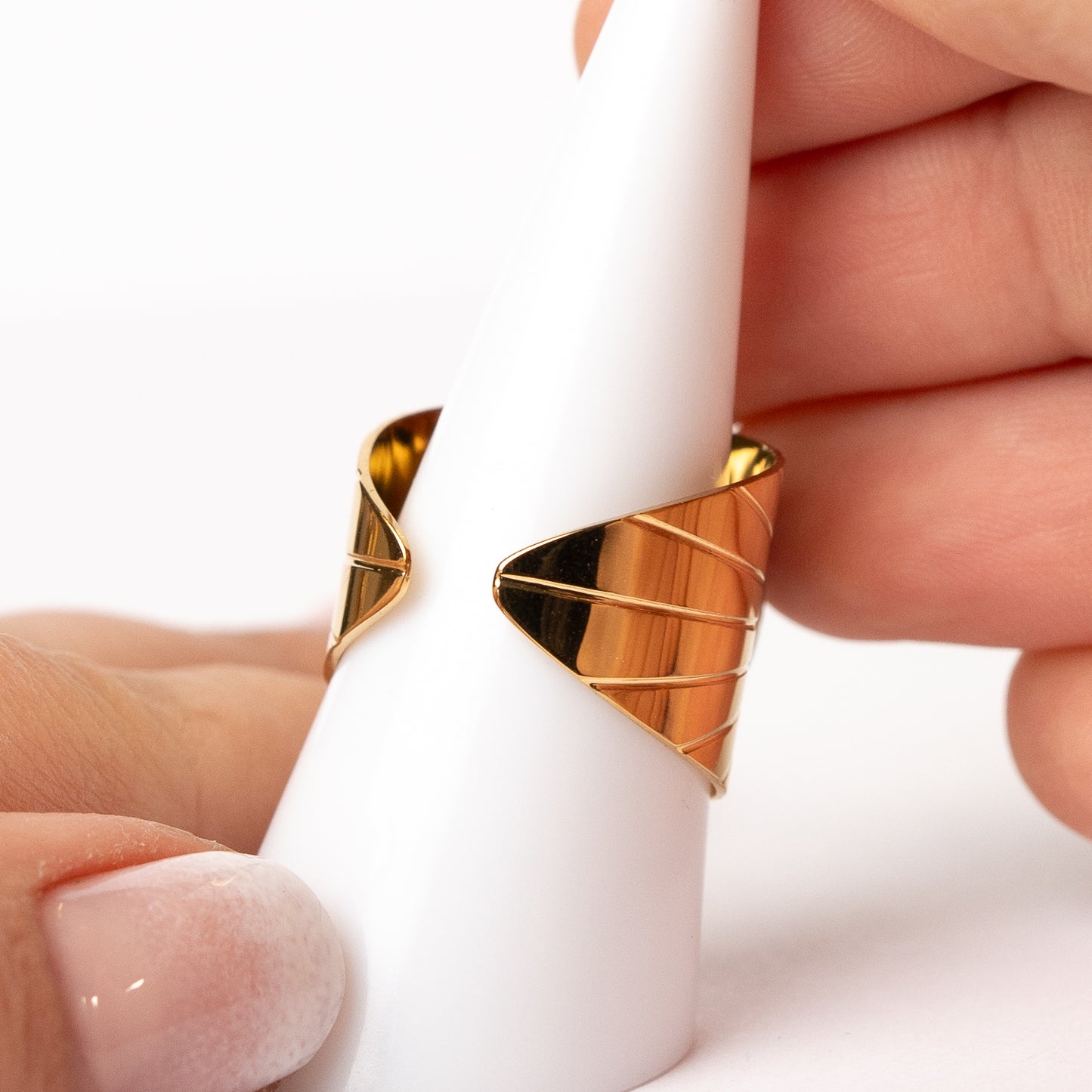 Anillo ajustable diseño lineal bañado en oro