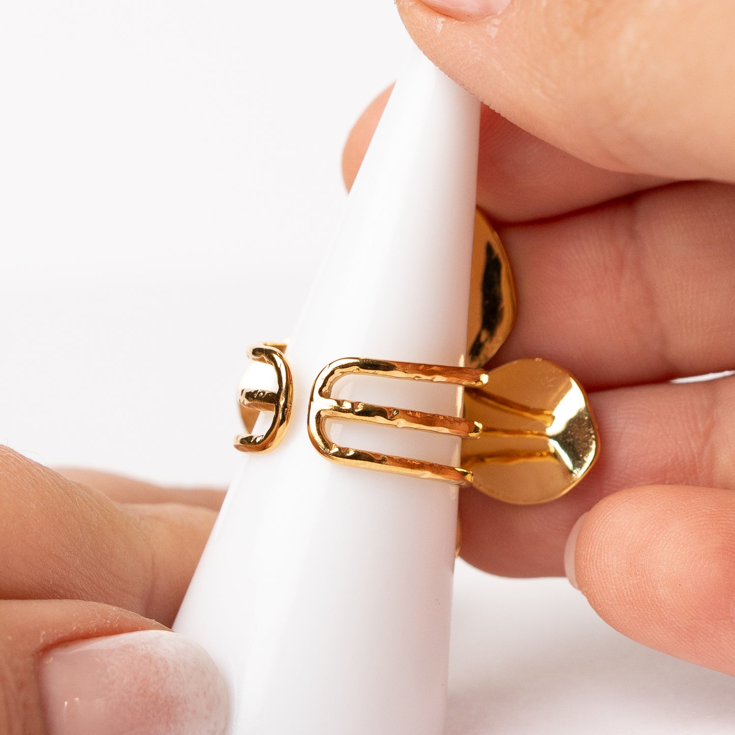 Anillo ajustable diseño flor y piedra bañado en oro