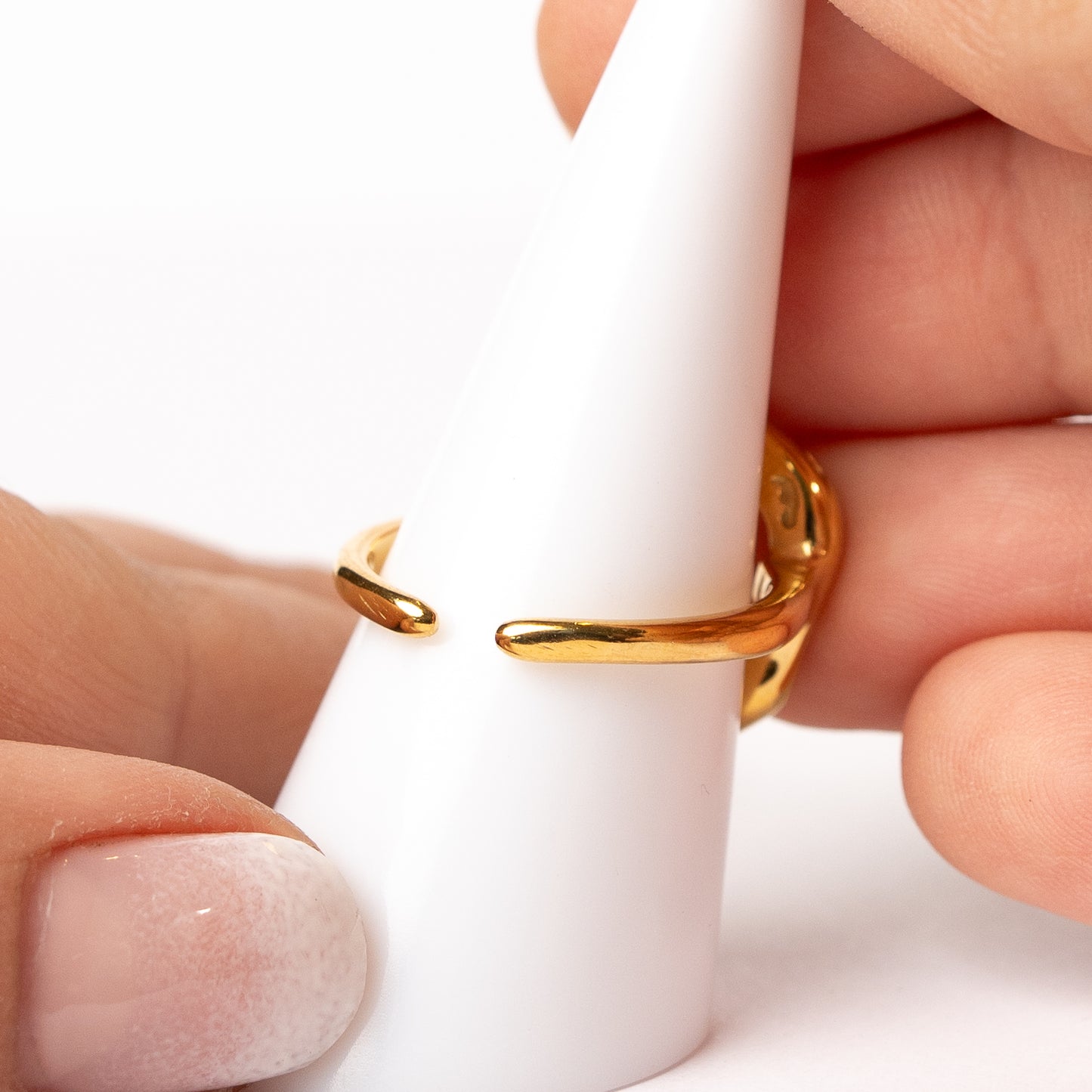 Anillo ajustable diseño minimalista bañado en oro