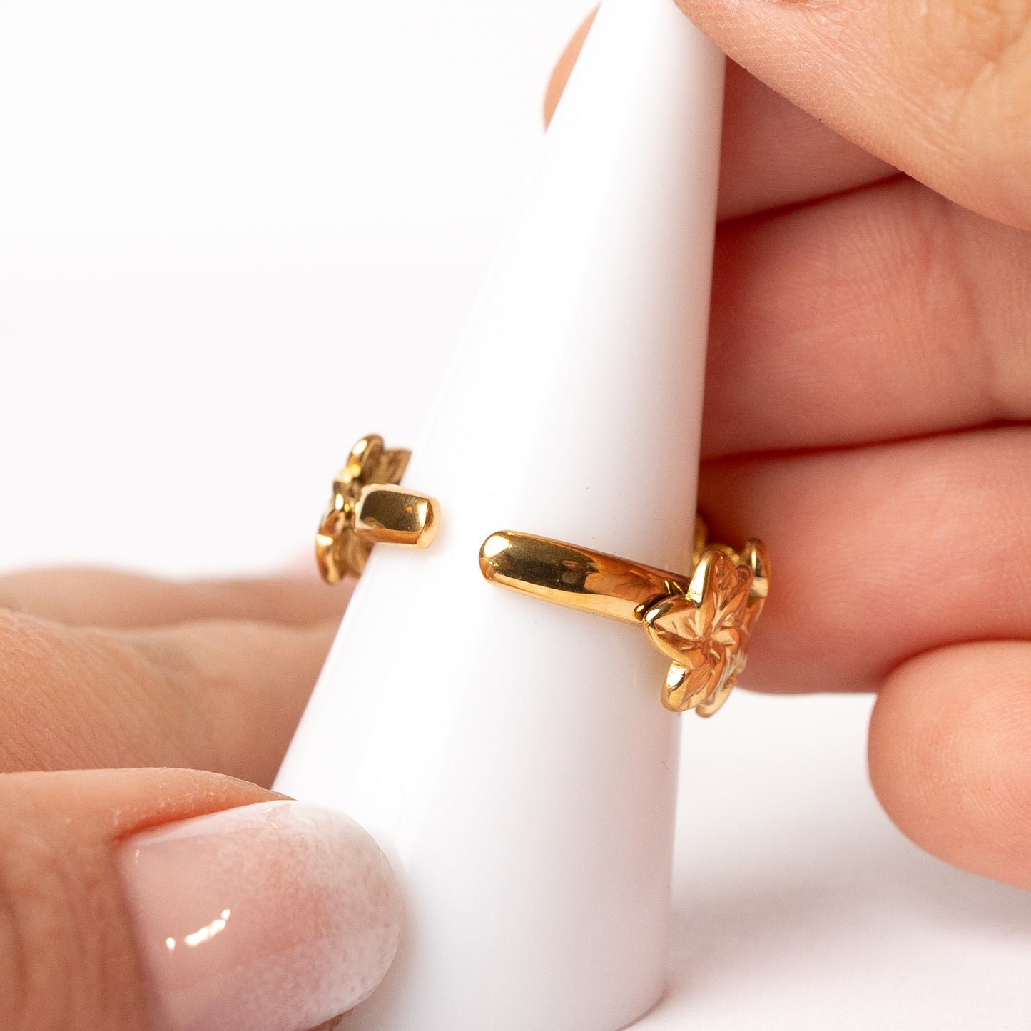Anillo ajustable diseño flor hawaiana bañado en oro